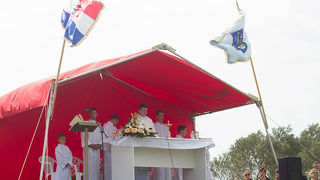 Misa na ostacima crkve na Petrini, foto: Leo Banić Misa na ostacima crkve na Petrini, foto: Leo Banić