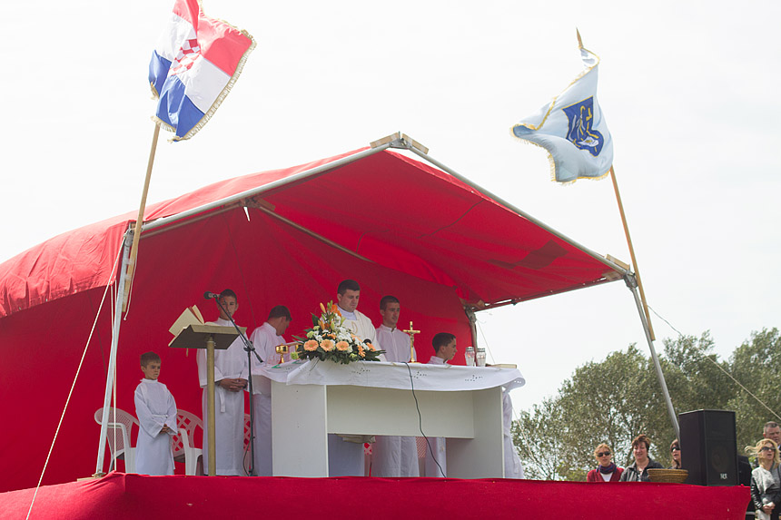 Misa na ostacima crkve na Petrini, foto: Leo Banić Misa na ostacima crkve na Petrini, foto: Leo Banić
