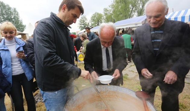 Proslava Medjunarodnog praznika rada organizirana je na lijevoj obali Drave gdje je gradjanima grah dijelio dogradonacelnik Denis Ambrus. Photo: Marko Mrkonjic/PIXSELL