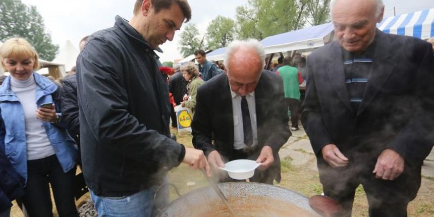 Proslava Medjunarodnog praznika rada organizirana je na lijevoj obali Drave gdje je gradjanima grah dijelio dogradonacelnik Denis Ambrus. Photo: Marko Mrkonjic/PIXSELL