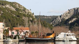 Skradin romantičan mediteranski grad na desnoj obali rijeke Krke Skradin romantičan mediteranski grad na desnoj obali rijeke Krke