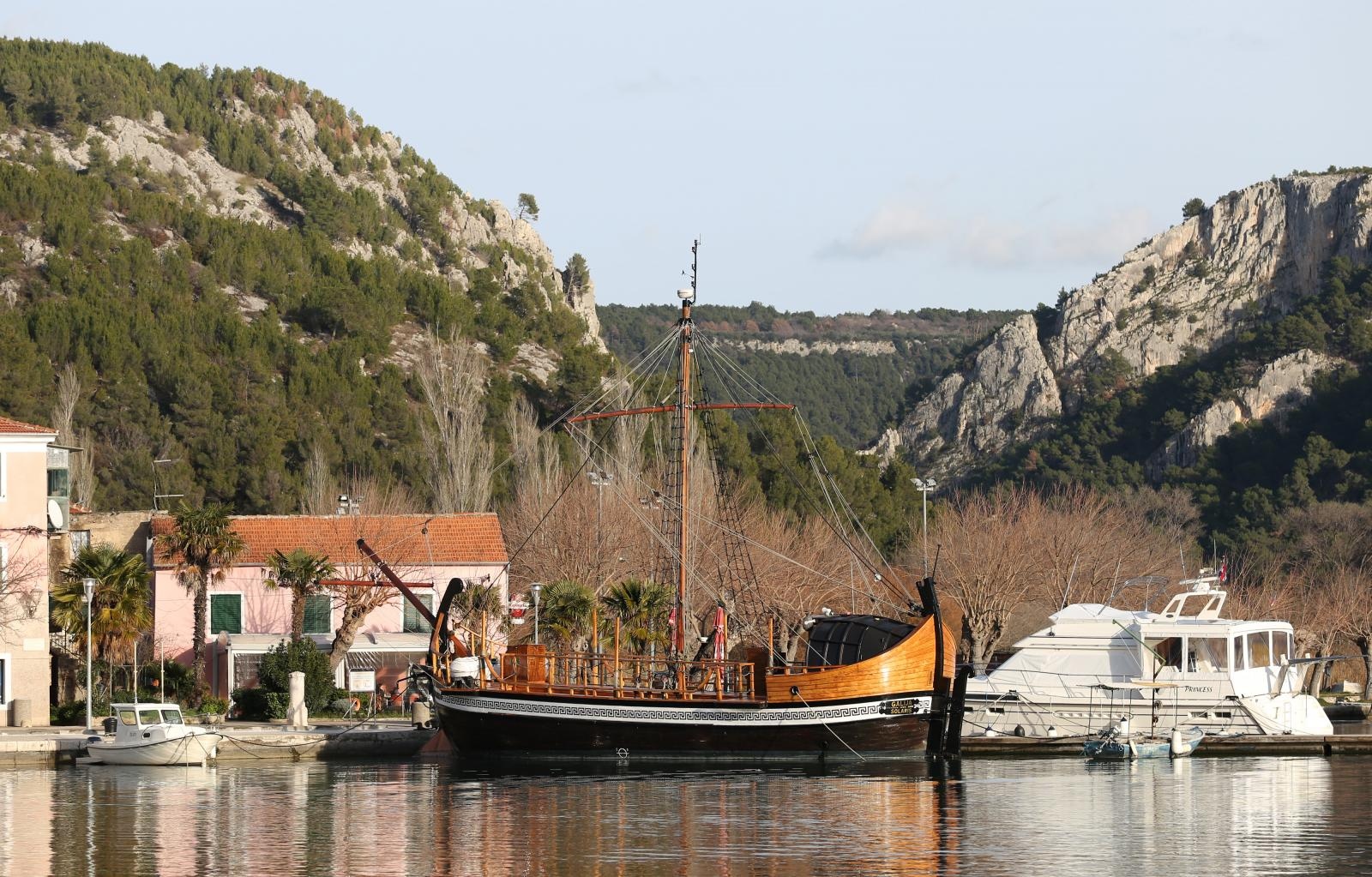 Skradin romantičan mediteranski grad na desnoj obali rijeke Krke Skradin romantičan mediteranski grad na desnoj obali rijeke Krke