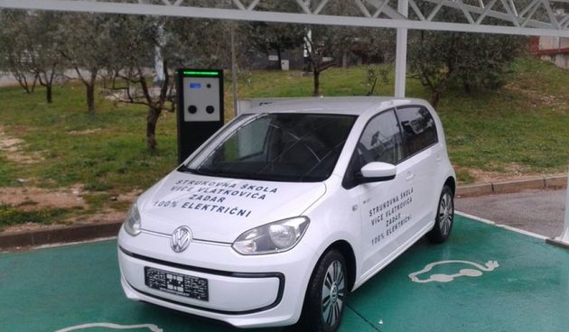 Zadarska škola Vice Vlatkovića ima svoje električno vozilo. Foto: Zadarska županija