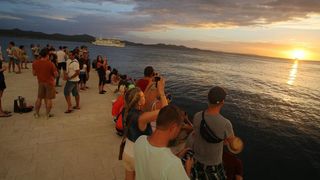 Zadrani i njihovi gosti jučer su mogli svjedociti nevjerojatnom zalasku sunca,
Photo: Filip Brala/PIXSELL Zadrani i njihovi gosti jučer su mogli svjedociti nevjerojatnom zalasku sunca,
Photo: Filip Brala/PIXSELL