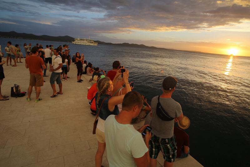 Zadrani i njihovi gosti jučer su mogli svjedociti nevjerojatnom zalasku sunca,
Photo: Filip Brala/PIXSELL Zadrani i njihovi gosti jučer su mogli svjedociti nevjerojatnom zalasku sunca,
Photo: Filip Brala/PIXSELL