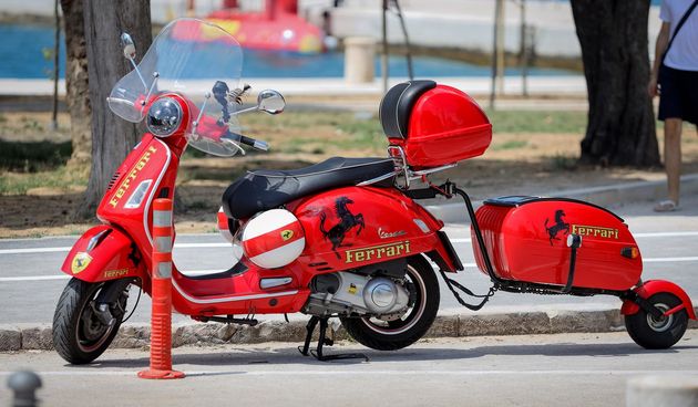 “Vespa” s prikolicom u bojama i sa znakovljem Ferrarija privlačila poglede