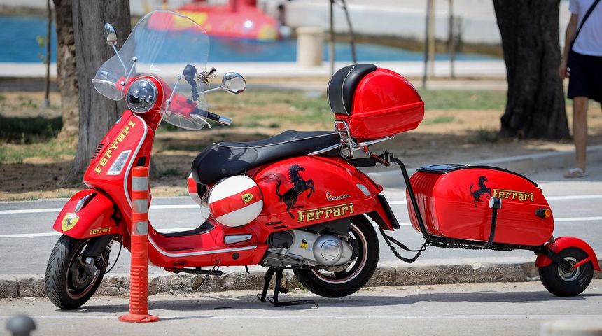 “Vespa” s prikolicom u bojama i sa znakovljem Ferrarija privlačila poglede