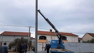 Postavljaju se reflektori na stadion biogradskog HNK Primorac Postavljaju se reflektori na stadion biogradskog HNK Primorac
