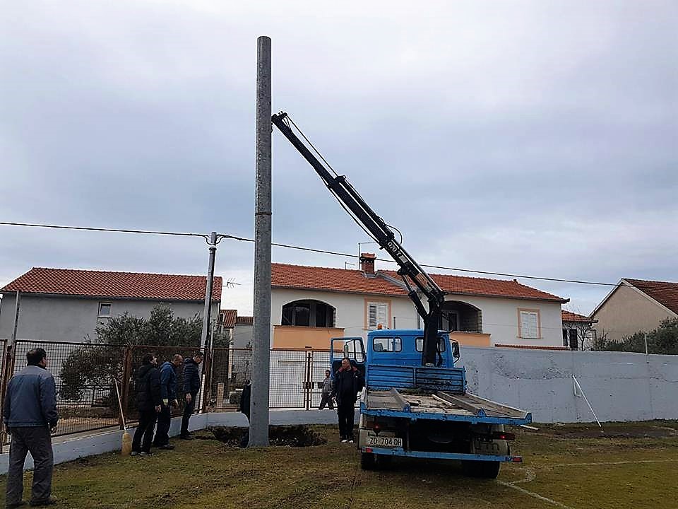 Postavljaju se reflektori na stadion biogradskog HNK Primorac Postavljaju se reflektori na stadion biogradskog HNK Primorac