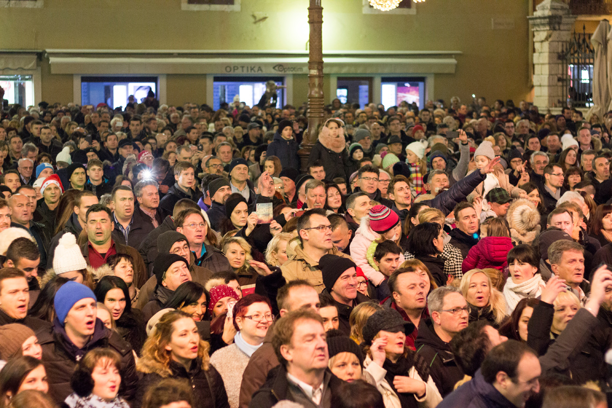 Doček 2017: Najluđa noć na zadarskom Poluotoku privukla više tisuća Zadrana i gostiju Doček 2017: Najluđa noć na zadarskom Poluotoku privukla više tisuća Zadrana i gostiju
