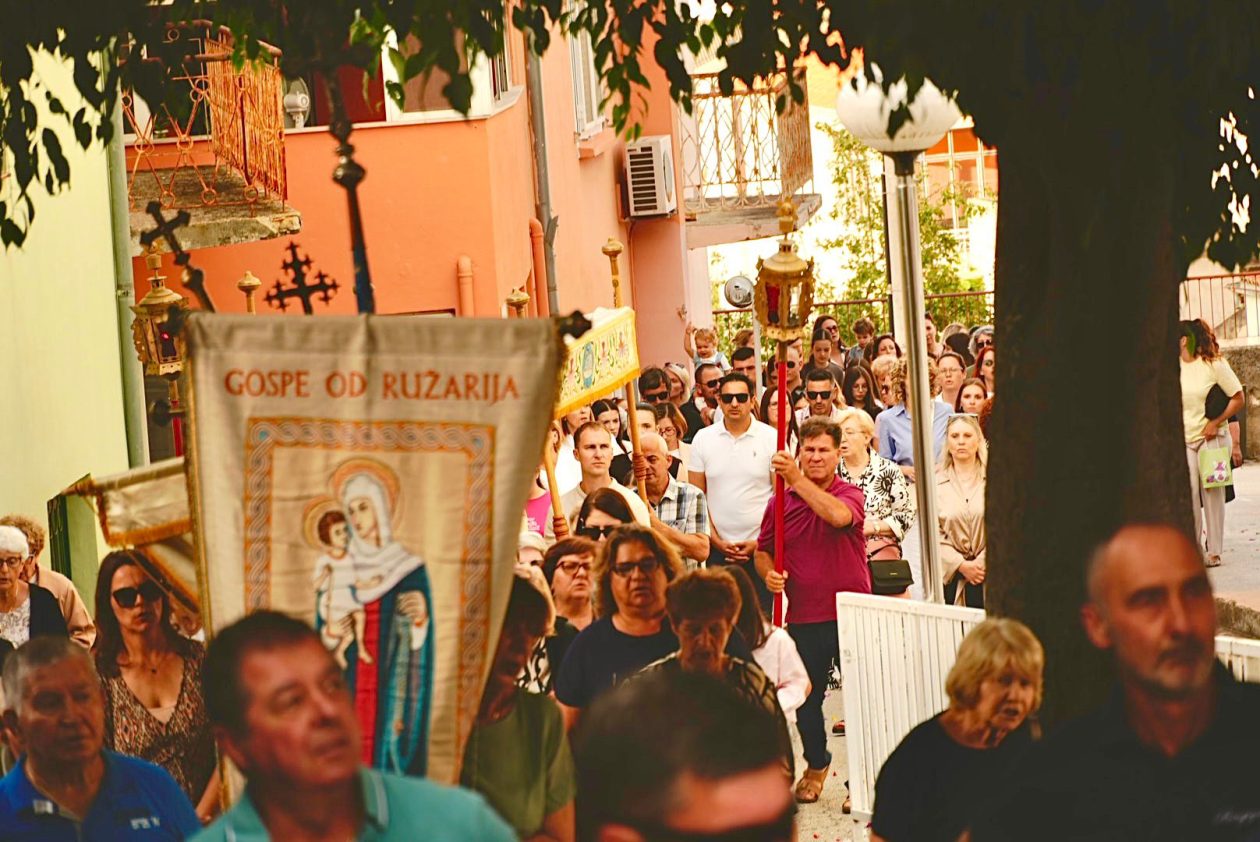 Svečana procesija na Tijelovo okupila župljane sv. Lovre u Kalima Svečana procesija na Tijelovo okupila župljane sv. Lovre u Kalima
