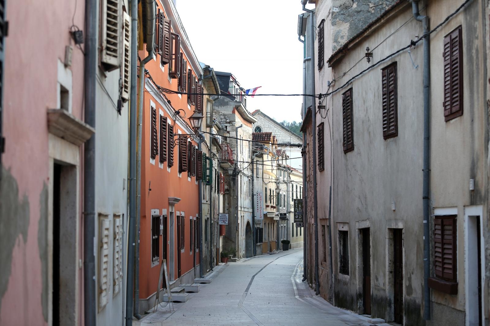 Skradin romantičan mediteranski grad na desnoj obali rijeke Krke Skradin romantičan mediteranski grad na desnoj obali rijeke Krke