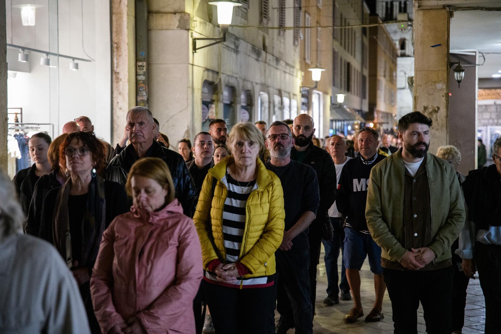 Nadbiskup Zgrablić predvodio Službu Muke Gospodnje u katedrali sv. Stošije Nadbiskup Zgrablić predvodio Službu Muke Gospodnje u katedrali sv. Stošije