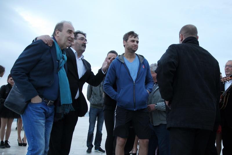 04.04.2014., Zadar – Australac Jason Grdovich zaprosio je svoju djevojku na Morskim Orguljama nakon devet godina veze, a cinu su svjedocili popularni pjevac Mladen Grdovic, gradonacelnik Bozidar Kalmeta, predsjednik zadarske TZ Zvonko Supe te mnogi medi