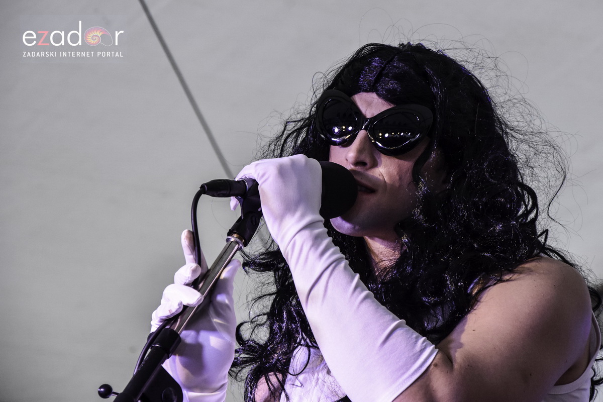 Paški zimski karneval 2018: Karnevalska povorka prošla ulicama grada do Pijace