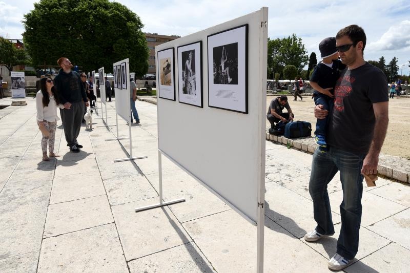 Povodom 20. godisnjice smrti kosarkaskog velikana Krese Cosica, uz humanitarnu prodaju proizvoda po simbolicnima cijenama na Forumu je organizirana izlozba njegovih fotografija, a najmladji su sudjelovali u kosarkaskom turniru. Ljerka Cosic s obitelji. Ph Povodom 20. godisnjice smrti kosarkaskog velikana Krese Cosica, uz humanitarnu prodaju proizvoda po simbolicnima cijenama na Forumu je organizirana izlozba njegovih fotografija, a najmladji su sudjelovali u kosarkaskom turniru. Ljerka Cosic s obitelji. Ph