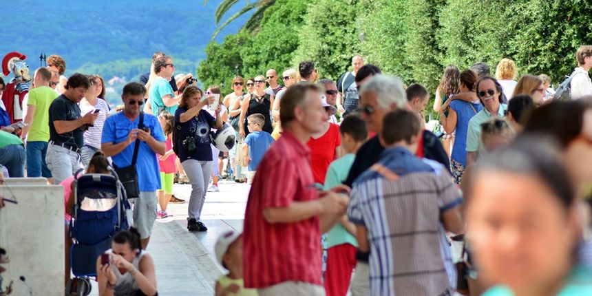 Đir po gradu, 22. srpnja 2014., Turisti u šetnji