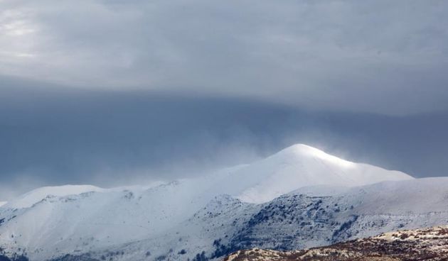 Opis  25.01.2014., Zadar – Nakon dugog perioda izuzetno toplog vremena, dugo (ne)ocekivani snijeg i bura ohladili su podrucje Zadarske zupanije. Photo: Filip Brala/PIXSELL Autor  Filip Brala/PIXSELL KLJUČNE RIJEČI  Zadar, bura, velebit, zima, snijeg, vri