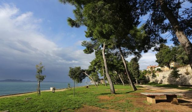 Objekt pred kojim su navodno petorica mladica napala 18-godisnju djevojku i silovali ju. Zbog silovanja poznanice mladi Zadrani su zadrzani u pritvoru. Photo: Filip Brala/PIXSELL