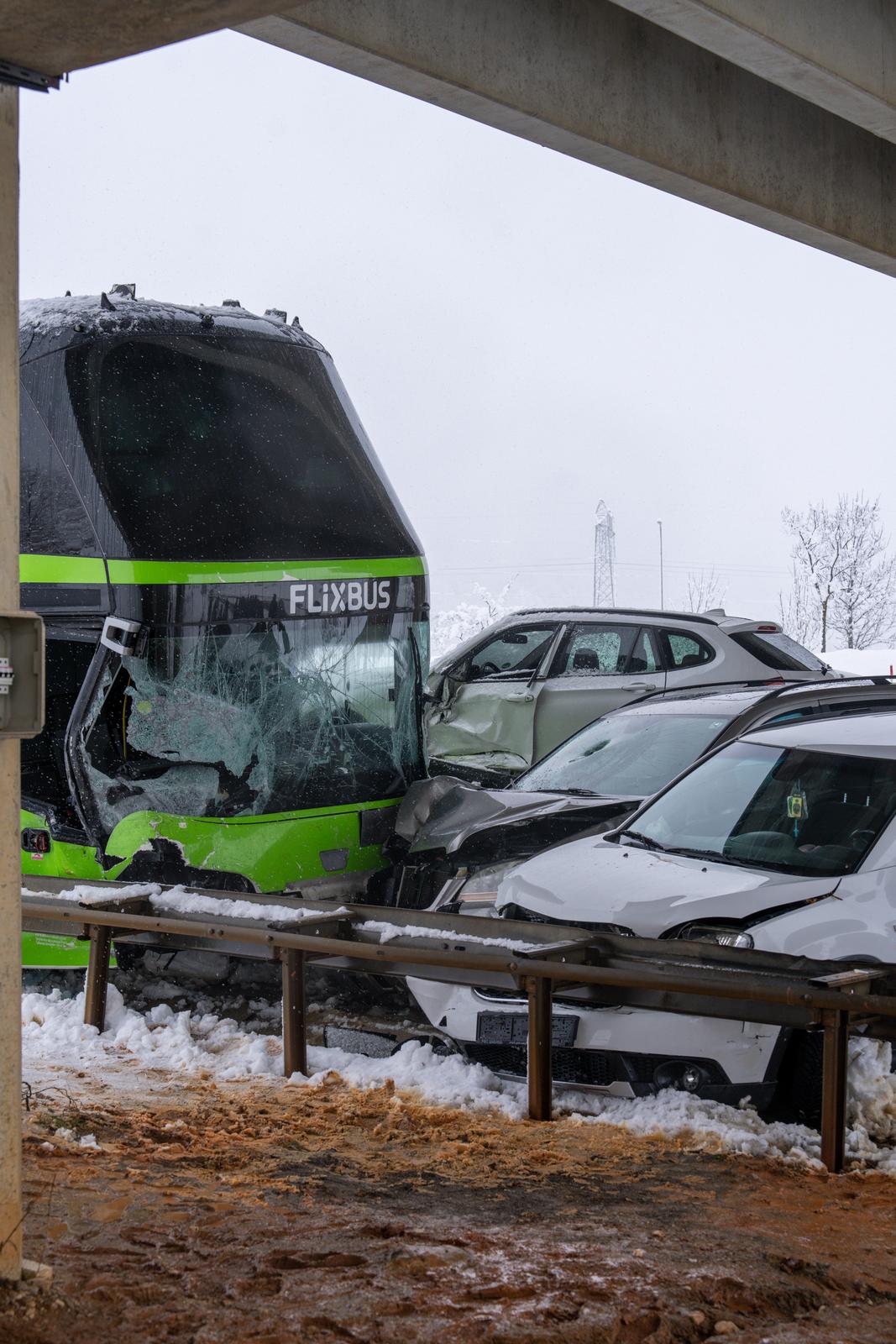 Lančani sudar autobusa i pet automobila kod Gospića