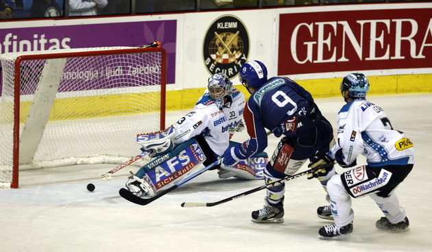Zagreb, 300912.
Dom sportova, ledena dvorana.
Hokej na ledu utakmica 8.kola EBEL lige Medvescak – Black wings ( Linz ).
Na slici: Brandon Buck postize 3 gol za Medvescak.
Foto: Nenad Dugi / CROPIX