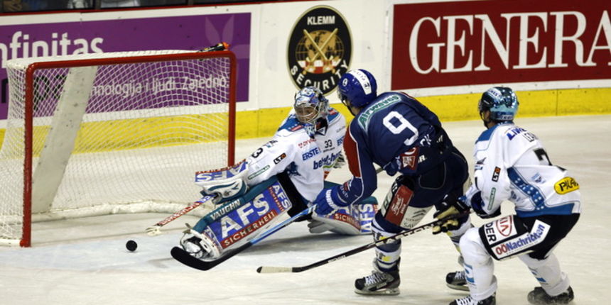 Zagreb, 300912.
Dom sportova, ledena dvorana.
Hokej na ledu utakmica 8.kola EBEL lige Medvescak – Black wings ( Linz ).
Na slici: Brandon Buck postize 3 gol za Medvescak.
Foto: Nenad Dugi / CROPIX Zagreb, 300912.
Dom sportova, ledena dvorana.
Hokej na ledu utakmica 8.kola EBEL lige Medvescak – Black wings ( Linz ).
Na slici: Brandon Buck postize 3 gol za Medvescak.
Foto: Nenad Dugi / CROPIX