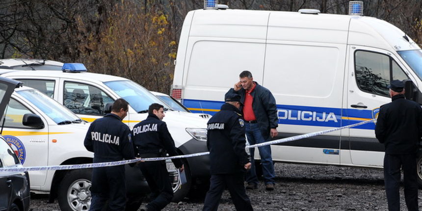 Josipdol, 281112.
Na drzavnoj cesti D-23 Duga Resa-Josipdol-Senj, u zaseoku Fulaje pronadjeni su ljudski ostaci. Zbog blizine odmorista Modrus gdje je zabiljezen posljednji signal mobitela nestale Antonije Bilic, dogadjaj se nesluzbeno dovodi u vezu s nj Josipdol, 281112.
Na drzavnoj cesti D-23 Duga Resa-Josipdol-Senj, u zaseoku Fulaje pronadjeni su ljudski ostaci. Zbog blizine odmorista Modrus gdje je zabiljezen posljednji signal mobitela nestale Antonije Bilic, dogadjaj se nesluzbeno dovodi u vezu s nj