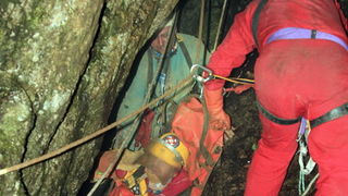 Zadar, 090612.
Danas su spasitelji HGSSa odradili akciju spasavanja unesrecenog speleologa Marjana Marovica koji je dozivio nesrecu u jami Kita Gacesina. U akciji je sudjelovalo oko 150 gorski spasioca te su uspjesno izvukli speleologa na sigurno.
Foto: H