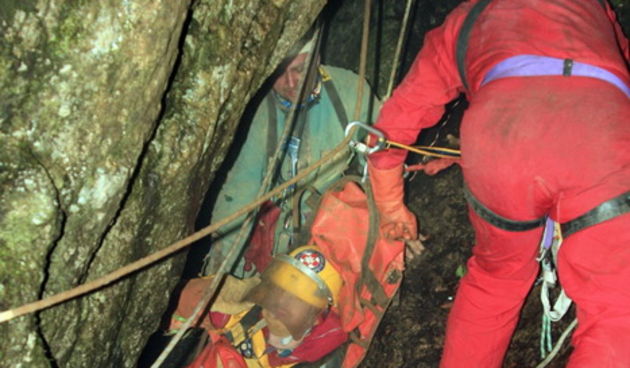 Zadar, 090612.
Danas su spasitelji HGSSa odradili akciju spasavanja unesrecenog speleologa Marjana Marovica koji je dozivio nesrecu u jami Kita Gacesina. U akciji je sudjelovalo oko 150 gorski spasioca te su uspjesno izvukli speleologa na sigurno.
Foto: H