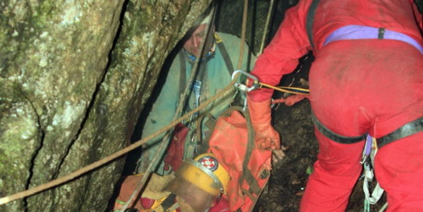 Zadar, 090612.
Danas su spasitelji HGSSa odradili akciju spasavanja unesrecenog speleologa Marjana Marovica koji je dozivio nesrecu u jami Kita Gacesina. U akciji je sudjelovalo oko 150 gorski spasioca te su uspjesno izvukli speleologa na sigurno.
Foto: H Zadar, 090612.
Danas su spasitelji HGSSa odradili akciju spasavanja unesrecenog speleologa Marjana Marovica koji je dozivio nesrecu u jami Kita Gacesina. U akciji je sudjelovalo oko 150 gorski spasioca te su uspjesno izvukli speleologa na sigurno.
Foto: H