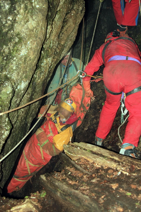 Zadar, 090612.
Danas su spasitelji HGSSa odradili akciju spasavanja unesrecenog speleologa Marjana Marovica koji je dozivio nesrecu u jami Kita Gacesina. U akciji je sudjelovalo oko 150 gorski spasioca te su uspjesno izvukli speleologa na sigurno.
Foto: H