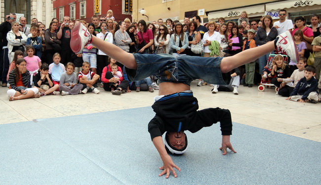 Zadar, 210610.
Povodom Dana borbe protiv ovisnosti zadarski su breakdanceri i hip-hoperi pred brojnim turistima zaplesali na Narodnom trgu.
Foto : Vladimir Ivanov / CROPIX