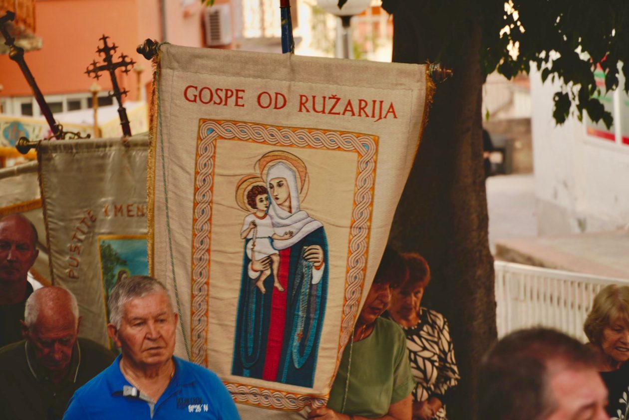 Svečana procesija na Tijelovo okupila župljane sv. Lovre u Kalima Svečana procesija na Tijelovo okupila župljane sv. Lovre u Kalima