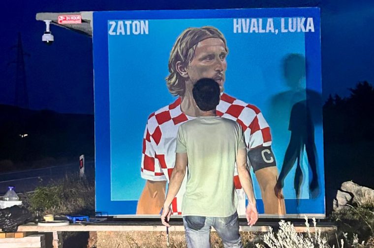 Valentino Radman dovršio mural Luke Modrića: “zadnjih 15 minuta… pod automobilskim svjetlima” Valentino Radman dovršio mural Luke Modrića: “zadnjih 15 minuta… pod automobilskim svjetlima”