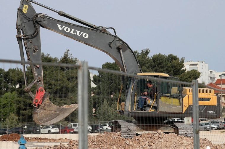 Višnjik širi gradilište vanjskog bazena – zatvara se dio parkinga Višnjik širi gradilište vanjskog bazena – zatvara se dio parkinga