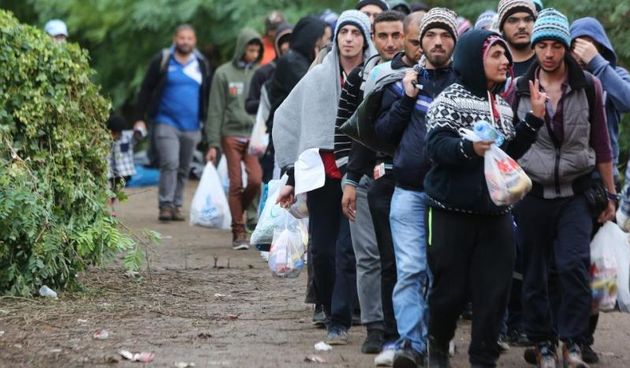 Berkasovo, Srbija – Autobusi dovoze izbjeglice na granicu s Hrvatskom odakle ih se vozi u izbjeglicki kamp u Opatovcu. Photo: Marko Mrkonjic/PIXSELL