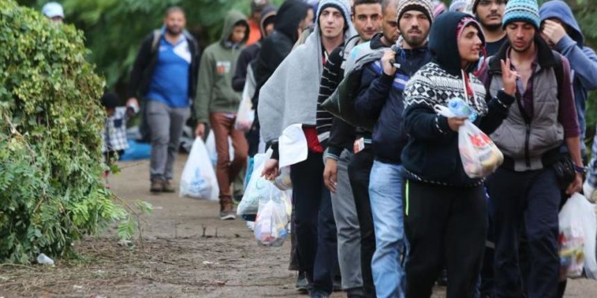 Berkasovo, Srbija – Autobusi dovoze izbjeglice na granicu s Hrvatskom odakle ih se vozi u izbjeglicki kamp u Opatovcu. Photo: Marko Mrkonjic/PIXSELL