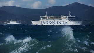 Zadar, 281212.
U Zadru trenutno puse jaka tramontana (sjeverozapadni vjetar) koji na rivi stvara zanimljive prizore. Unatoc jakom vjetru i valovima, trajekti i katamarani plove redovito.
Na fotografiji: trajekti na liniji Preko-Zadar.
Foto: Luka Gerlanc / Zadar, 281212.
U Zadru trenutno puse jaka tramontana (sjeverozapadni vjetar) koji na rivi stvara zanimljive prizore. Unatoc jakom vjetru i valovima, trajekti i katamarani plove redovito.
Na fotografiji: trajekti na liniji Preko-Zadar.
Foto: Luka Gerlanc /