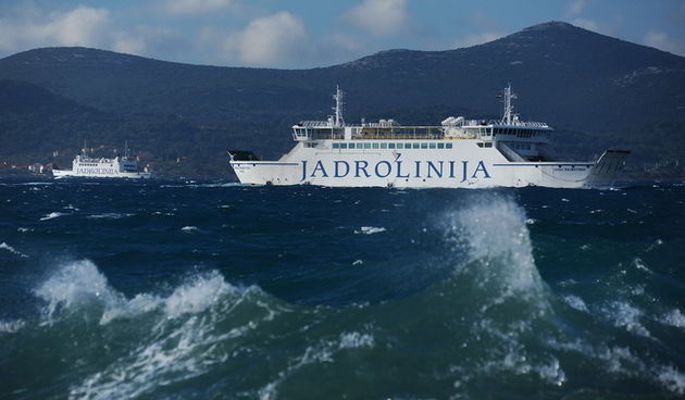 Zadar, 281212.
U Zadru trenutno puse jaka tramontana (sjeverozapadni vjetar) koji na rivi stvara zanimljive prizore. Unatoc jakom vjetru i valovima, trajekti i katamarani plove redovito.
Na fotografiji: trajekti na liniji Preko-Zadar.
Foto: Luka Gerlanc /