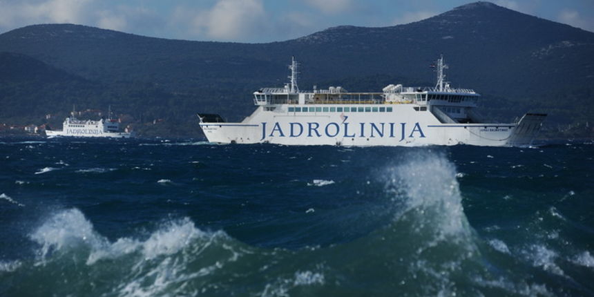 Zadar, 281212.
U Zadru trenutno puse jaka tramontana (sjeverozapadni vjetar) koji na rivi stvara zanimljive prizore. Unatoc jakom vjetru i valovima, trajekti i katamarani plove redovito.
Na fotografiji: trajekti na liniji Preko-Zadar.
Foto: Luka Gerlanc / Zadar, 281212.
U Zadru trenutno puse jaka tramontana (sjeverozapadni vjetar) koji na rivi stvara zanimljive prizore. Unatoc jakom vjetru i valovima, trajekti i katamarani plove redovito.
Na fotografiji: trajekti na liniji Preko-Zadar.
Foto: Luka Gerlanc /