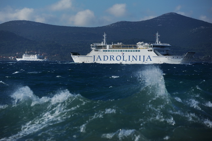 Zadar, 281212.
U Zadru trenutno puse jaka tramontana (sjeverozapadni vjetar) koji na rivi stvara zanimljive prizore. Unatoc jakom vjetru i valovima, trajekti i katamarani plove redovito.
Na fotografiji: trajekti na liniji Preko-Zadar.
Foto: Luka Gerlanc / Zadar, 281212.
U Zadru trenutno puse jaka tramontana (sjeverozapadni vjetar) koji na rivi stvara zanimljive prizore. Unatoc jakom vjetru i valovima, trajekti i katamarani plove redovito.
Na fotografiji: trajekti na liniji Preko-Zadar.
Foto: Luka Gerlanc /