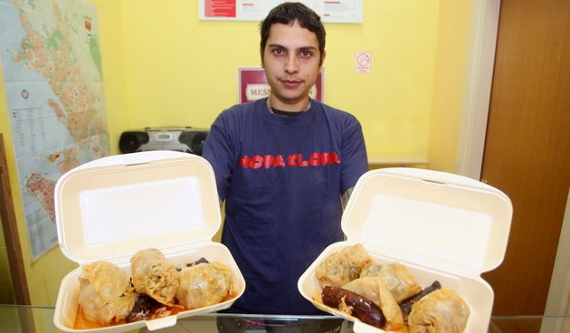 Zadar, 291211. 
Mini restoran Hopa klopa koji se nalazi na zadarskom predjelu Bili brig u suradnji sa mesnicom Lukin i pekarom Dalmatino, organizirali su akciju humanitarnog karaktera. Besplatno ce podjeliti 300 obroka sarme.
Na fotografiji: djelatnik Hop