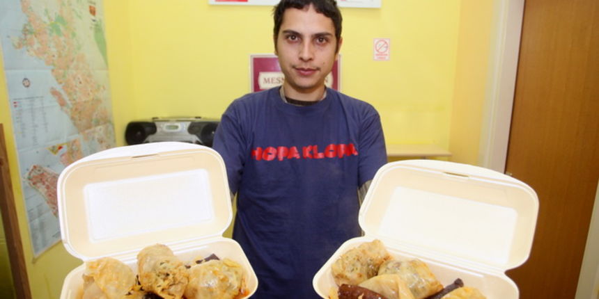 Zadar, 291211.
Mini restoran Hopa klopa koji se nalazi na zadarskom predjelu Bili brig u suradnji sa mesnicom Lukin i pekarom Dalmatino, organizirali su akciju humanitarnog karaktera. Besplatno ce podjeliti 300 obroka sarme.
Na fotografiji: djelatnik Hop Zadar, 291211.
Mini restoran Hopa klopa koji se nalazi na zadarskom predjelu Bili brig u suradnji sa mesnicom Lukin i pekarom Dalmatino, organizirali su akciju humanitarnog karaktera. Besplatno ce podjeliti 300 obroka sarme.
Na fotografiji: djelatnik Hop