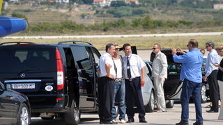 Dubrovnik, 210809.
Danas je u Dubrovnik s delegacijom Sarajevo Film Festivala stigao glumac Mickey Rourke, kao gost Dubrovnik Film Meetinga.
Docekale su ga predstavnice Jadranskih luksuznih hotela u cijim ce objektima i boraviti, a u Dubrovniku ce veceras