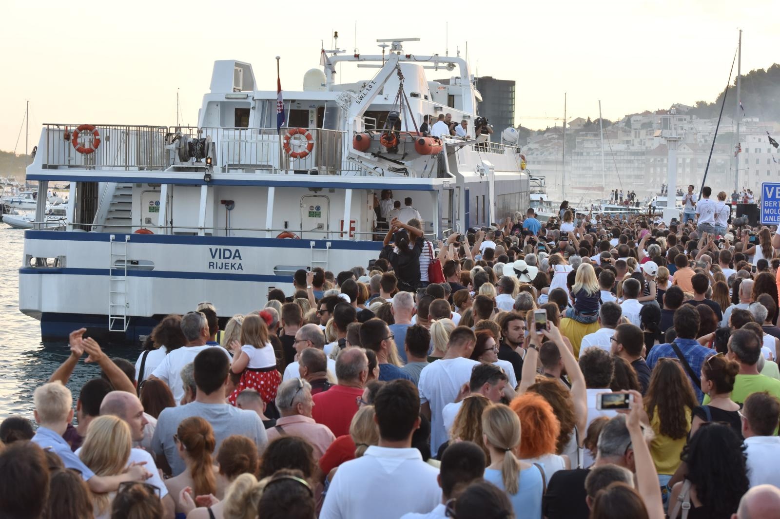 Split dostojanstveno na posljednju plovidbu ispratio legendu Olivera Dragojevića