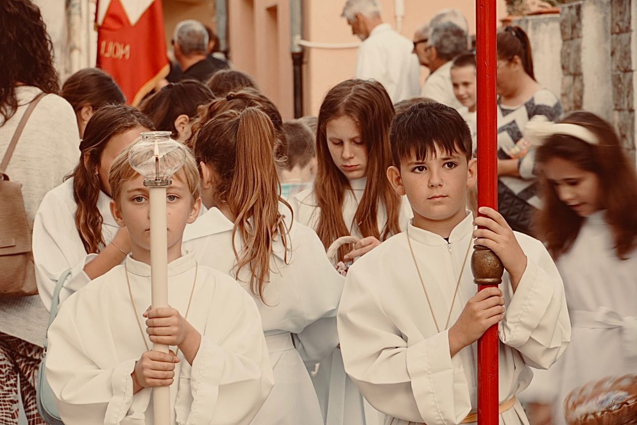 Svečana procesija na Tijelovo okupila župljane sv. Lovre u Kalima Svečana procesija na Tijelovo okupila župljane sv. Lovre u Kalima