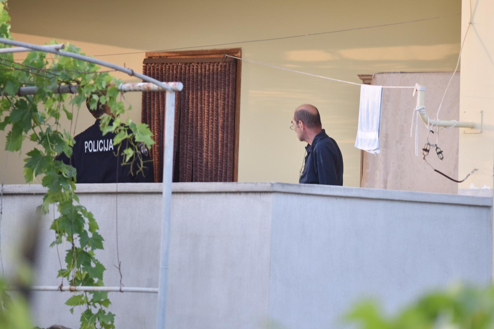 Policijski očevid u obiteljskoj kući u Vrsima, gdje se dogodilo ubojstvo i samoubojstvo Policijski očevid u obiteljskoj kući u Vrsima, gdje se dogodilo ubojstvo i samoubojstvo