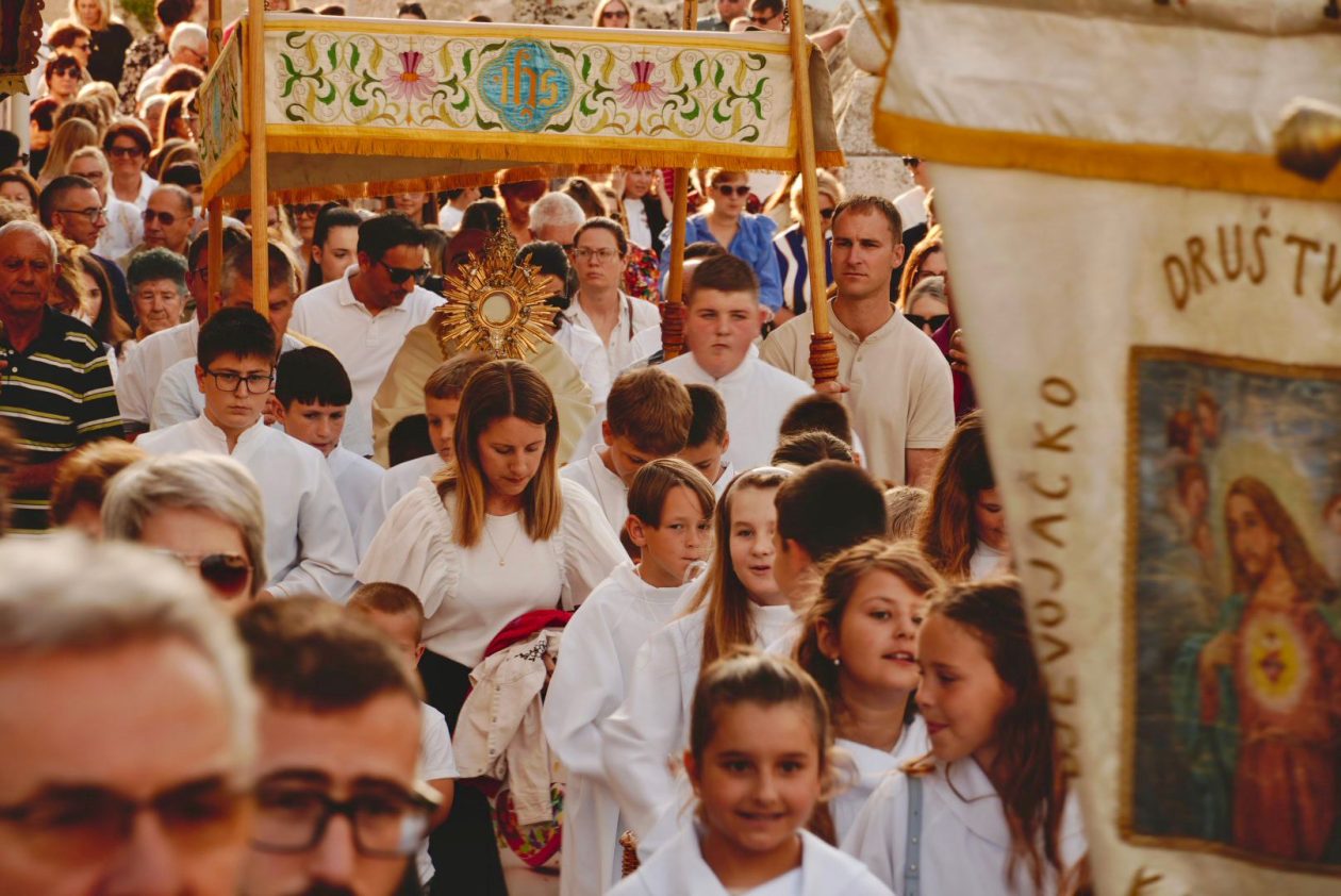 Svečana procesija na Tijelovo okupila župljane sv. Lovre u Kalima Svečana procesija na Tijelovo okupila župljane sv. Lovre u Kalima