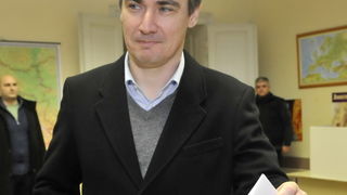 Zagreb, 100110.
Drugi krug predsjednickih izbora 2010. u kojem gradjani biraju izmedju Ive Josipovica i Milana Bandica.
Na slici: Zoran Milanovic, predsjednik SDP-a, glasao je u OS Petra Zrinskog u Krajiskoj ulici.
Foto: Bruno Konjevic / CROPIX