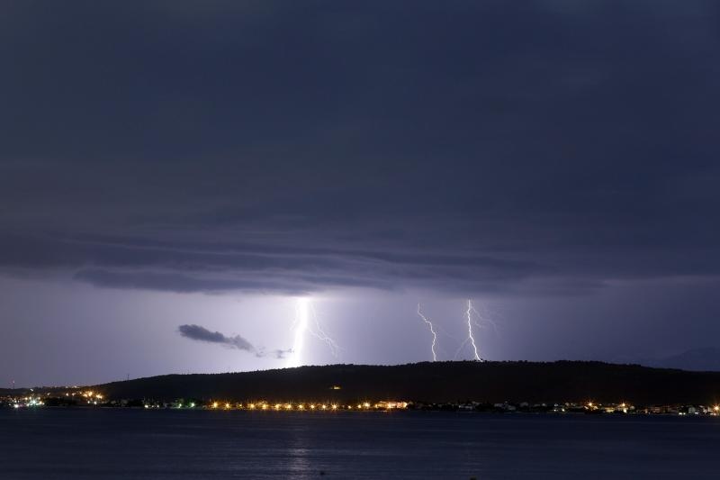 Zadarsko područje tijekom noći pogodilo je jako grmljavinsko nevrijeme, koje jse kasnije nastavilo obilno kišom u jutarnjim satima. Photo: Borna Filić/PIXSELL Zadarsko područje tijekom noći pogodilo je jako grmljavinsko nevrijeme, koje jse kasnije nastavilo obilno kišom u jutarnjim satima. Photo: Borna Filić/PIXSELL
